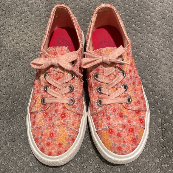 Adorable Summer Sneakers! - Picture 2 of 5